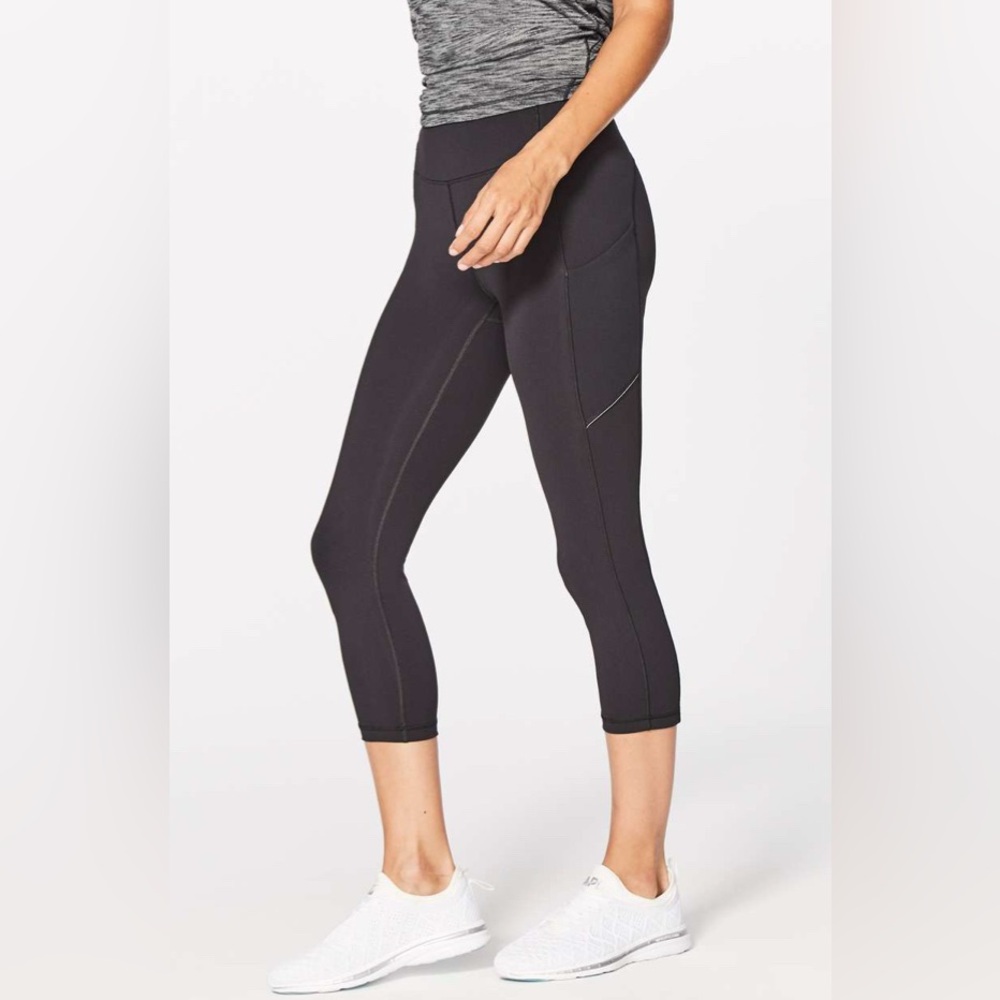 #535 Lululemon Speed Up Crop (21")
Black -Sz 8